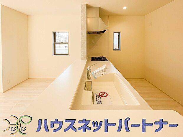 明るく開放的なダイニング。家族とのコミュニケーションが取りやすく、みんなの笑顔が溢れます