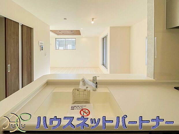 人工大理石のワークトップやシンクは、水を流しただけできれいになったように見えます。白いキッチンは明るく清潔感があり、とっても素敵です。