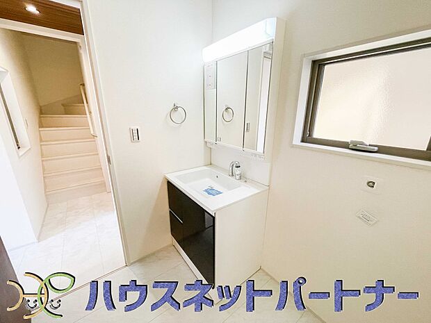 毎日使う洗濯機。しっかりと奥行きのある置き場が確保されています。