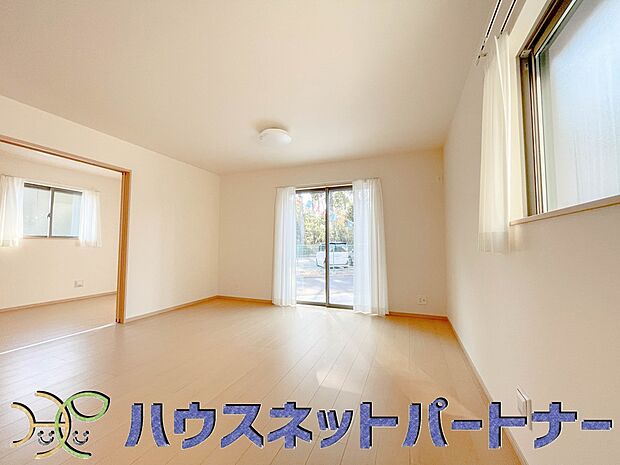 整然とした空間演出、快適な理想の暮らしの実現は家のみの拘りではなく、そこで暮らす方々にとって素敵な環境であることも挙げられると思います。四季折々の変化が奏でる鼓動を楽しんで下さい。