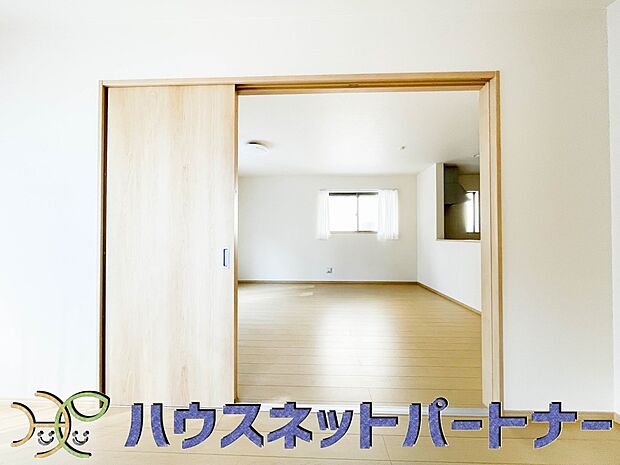 リビング併設の洋室。和室ではないので、引き戸を開ければ、違和感なく広々空間が出来上がり。