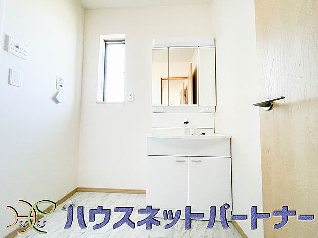 シャンプードレッサー洗面化粧台。大型の陶器製洗面ボウルと、シャンプーができるシャワーが付いた洗面台なら、毎朝のシャンプーも楽々。ボウル全体をお掃除するときも便利です。