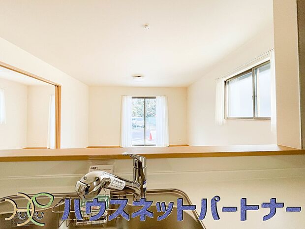 家族の様子を見ながらキッチンでお料理。一日の出来事を会話しながらの家事は嬉しいコミュニケーション。