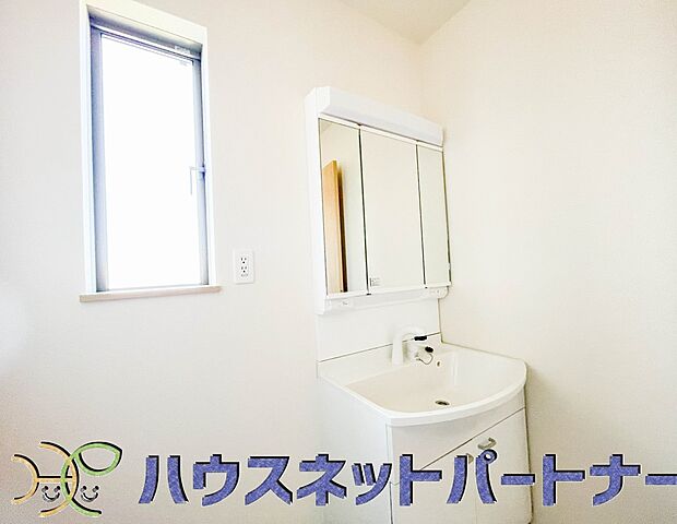 洗面室のある脱衣所は広々。脱いだお洋服をそのままお洗濯。