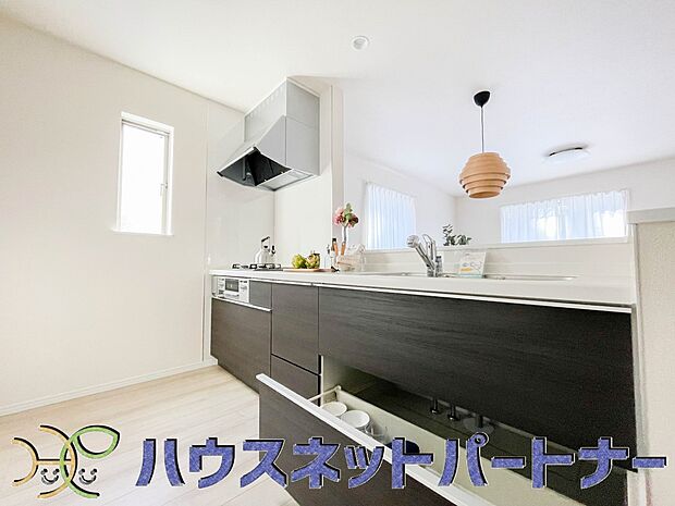 明るい自然光が入る作業スペースを多くとった壁付けキッチン採用。夫婦揃ってキッチンに立っても調理がしやすく、家事をしながら会話も弾みます。食器類もすっきりと片付く収納力。