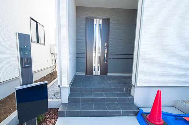 上質感漂う玄関へのアプローチ。居住者の帰り、訪れる方を優しく迎える・安らぎに満ちた生活空間を予感させる。健やかな暮らしを楽しめそう。