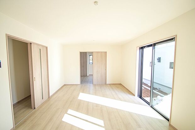 通風・採光に優れ、心地よい光と風が溢れています。 贅沢で豊かな居住性と、プライドを満たすクオリティが見事に調和した住空間。新築ならではの快適なひとときをご体感頂ける筈です。