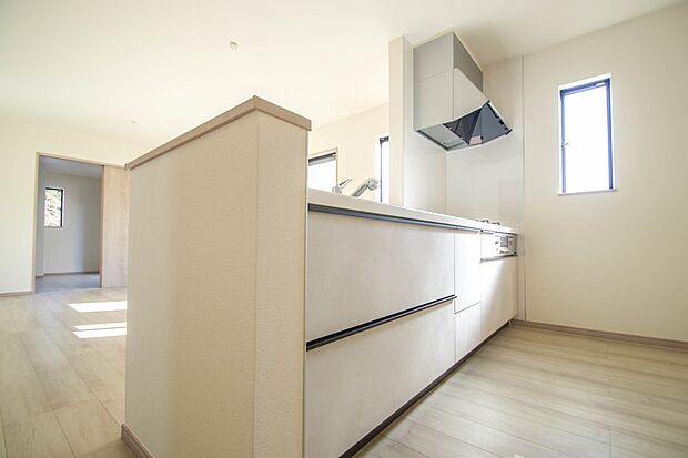 家族の様子を見ながらキッチンでお料理。一日の出来事を会話しながらの家事は嬉しいコミュニケーション。