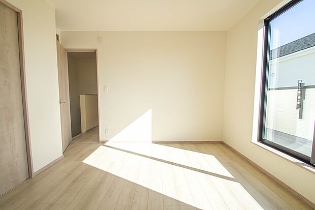 バルコニーに直接出入りできるお部屋です。ちょっと外の空気を吸いたい時や、ベランダでミニガーデニングなども楽しめそうです。