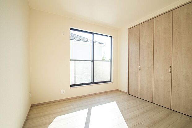 明るい窓のあるお部屋は子供部屋にぴったり。可愛い家具で素敵なお部屋に。