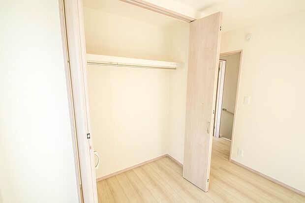 壁面クローゼットのメリットは、衣類が横一列に並ぶためひと目で洋服が選びやすいこと。衣類をたくさんお持ちの方も、限られたスペース内に無理なく収納することができます。