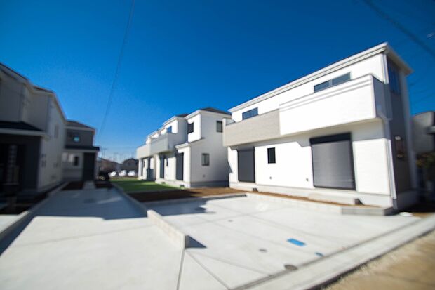 前面道路の日当たりの良い明るいお家。