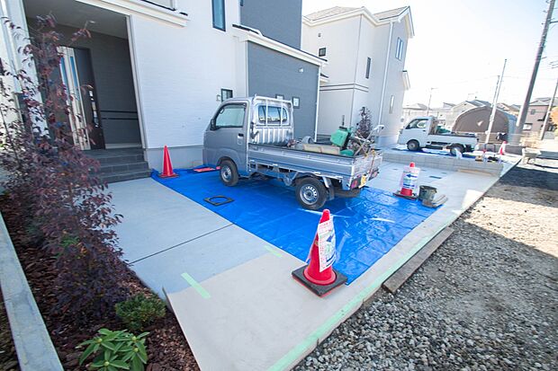 通勤や家族の送迎など、毎日の生活にマイカーが欠かせない方にとって駐車場は大事な条件。敷地内にカースペースがあれば、お出かけやお買い物の際の搬入出もらくらくです。