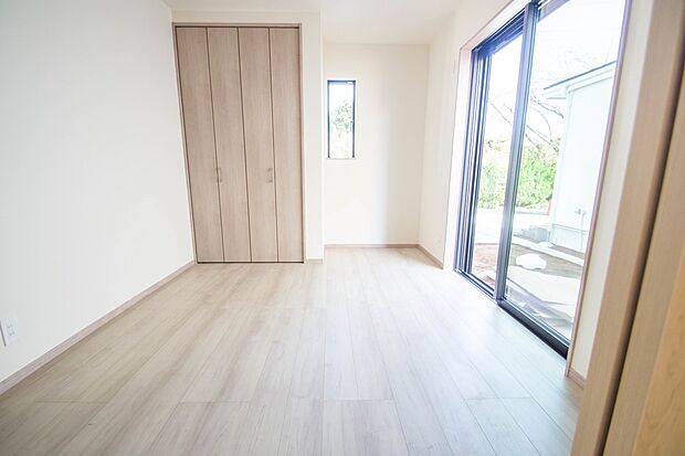 リビングのお隣の洋室は、ホームパーティーの時に開放して楽しい空間作りが出来ます。