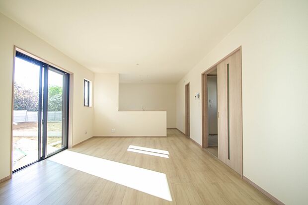 リビングは、食事スペースと寛げる場所設けてもまだ余裕の広さ。明るい光が照らしてくれます。