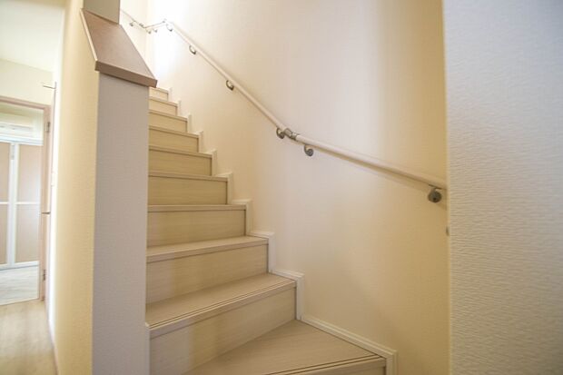 手すりがないと階段の昇り降りで危険なことはもちろん、壁に手をつきながら歩くことで壁紙が汚れやすくなります。すべての方に安心して昇り降りしていただくため、手すりを設置しました。