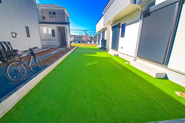 一戸建ての醍醐味は、何といっても庭があること。花や野菜を育てたり、子供と遊んだり、お客様を迎えたり…。大切なペットと過ごす心地良いスペースにもなりますね。