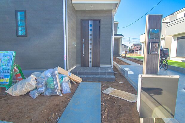 玄関の扉を開けるとそこは家族の待つお家。笑い声が聞こえてきそう。