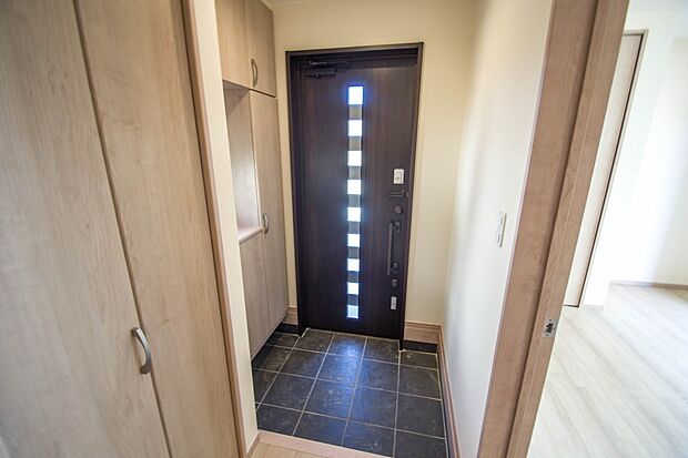 大型のシューズボックスには靴やブーツ、サンダルはもちろん、ハンカチや手袋、バック類などのお出かけ用品、印鑑や朱肉なども収納可能です。