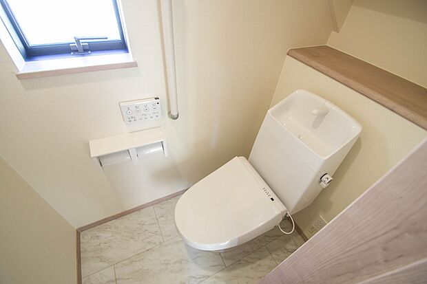 快適な生活を送るための必須アイテムとなった洗浄機能付トイレ。おしり洗浄、ビデ洗浄、暖房便座の3つの機能を標準装備しています。
