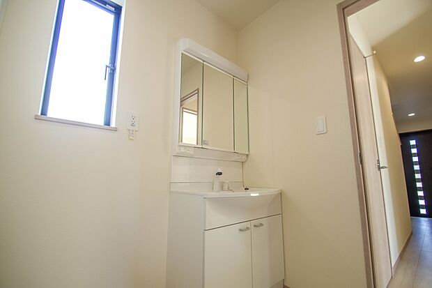 大きく見やすい三面鏡で清潔感ある洗面台は、身だしなみチェックや肌のお手入れに最適です。何かと物が増える場所だからこそ、スッキリと見映えの良い空間に拵えました。