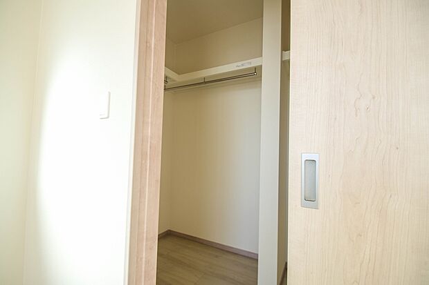 たくさんの洋服をかけてもシワになりにくいウォークインクローゼット。洋服以外にも、普段使わない家電やスーツケース、ストック品など何でも片付く嬉しい空間です。