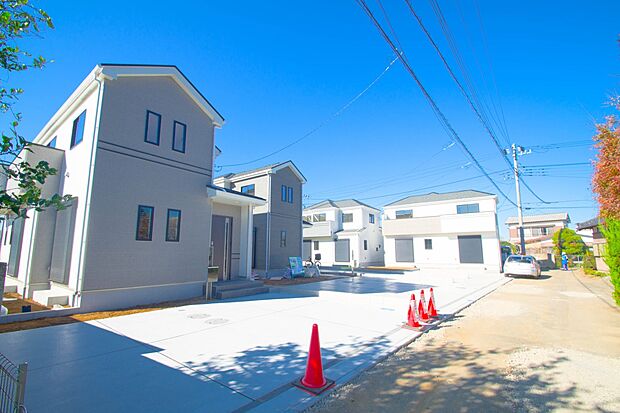 前面道路の日当たりの良い明るいお家。