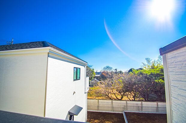 朝の澄んだ空気や、夕方に吹く清々しい風を五感で感じられるバルコニー。住まいの中で屋外にあって、本当の自然を感じられるスペースです。