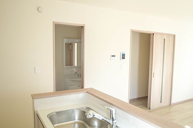 忙しい朝でも家族揃って食事をして頂ける、ゆとりある大きさのダイニングスペース。奥様の手料理をカウンター越しに受けとって頂き、テーブルで囲む素敵な時間を存分にお愉しみ下さい。