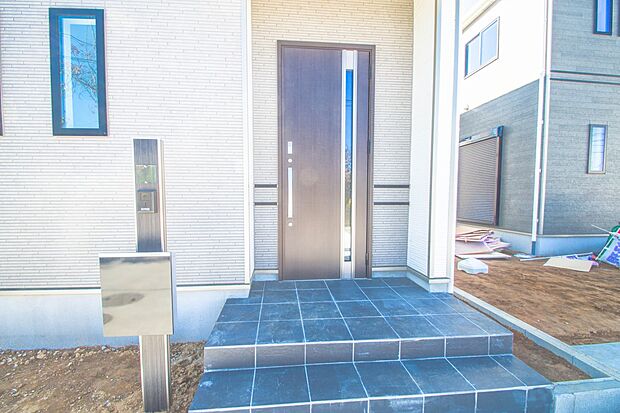 玄関の扉を開けるとそこは家族の待つお家。笑い声が聞こえてきそう。