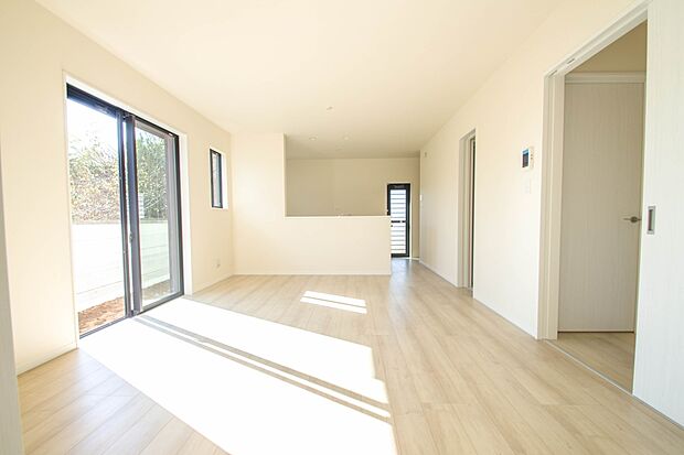 通風・採光に優れ、心地よい光と風が溢れています。 贅沢で豊かな居住性と、プライドを満たすクオリティが見事に調和した住空間。新築ならではの快適なひとときをご体感頂ける筈です。