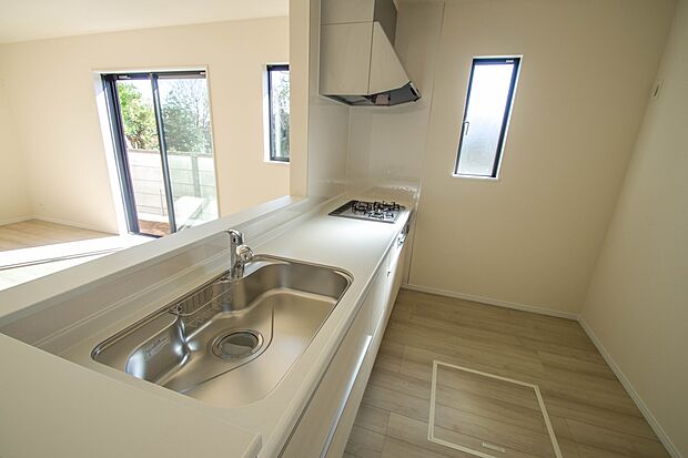 明るく開放的なオープンキッチン。家族とのコミュニケーションが取りやすく、みんなの笑顔が溢れます。