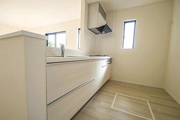 家族の様子を見ながらキッチンでお料理。一日の出来事を会話しながらの家事は嬉しいコミュニケーション。