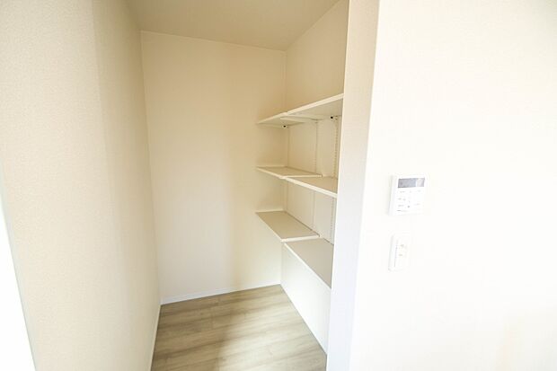 パントリー(食料庫)常温保存できるパン、お米、調味料、缶詰など、日常的に使うものや未開封の食品の収納にぴったり。棚にものを並べて収納すれば、何が足りないのかひと目で確認できます。