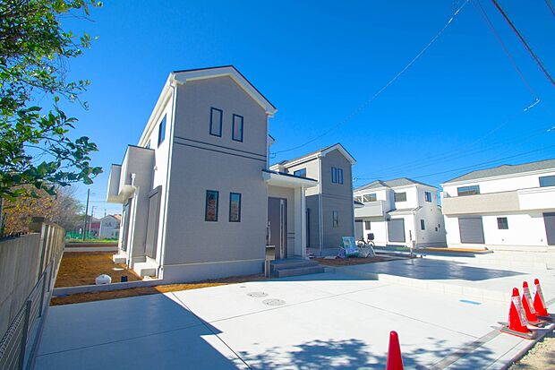 前面道路でお車を駐車するのも楽々。