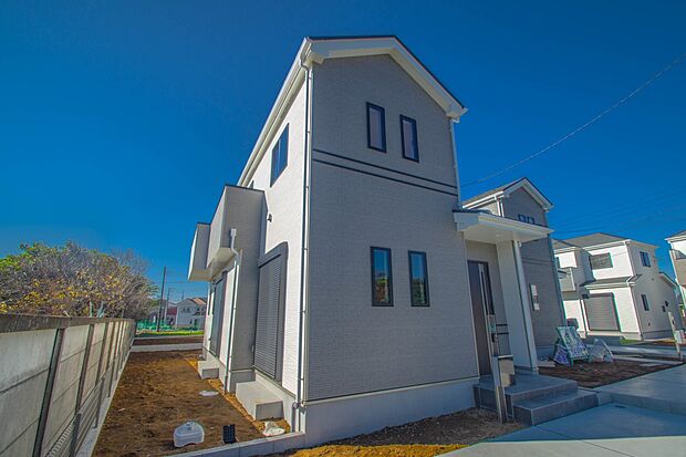 豊かで快適な暮らしを。ここから始まる「日常」はご家族にとってかけがえのない時間となります。少しでも豊かに、快適に。そんな想いから本邸宅は生まれました。