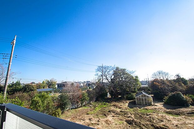 朝の澄んだ空気や、夕方に吹く清々しい風を五感で感じられるバルコニー。住まいの中で屋外にあって、本当の自然を感じられるスペースです。