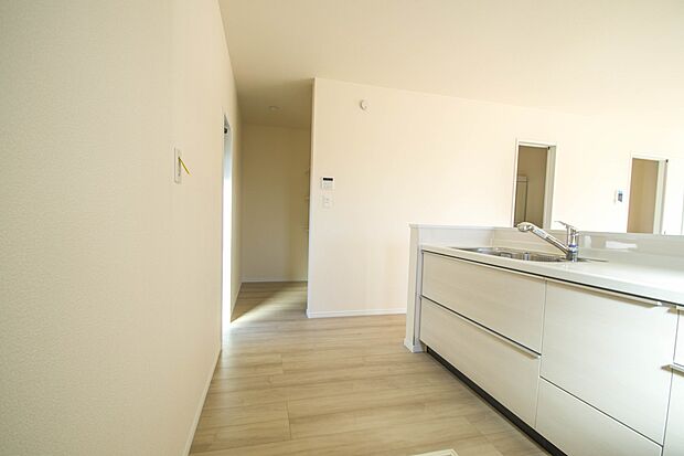 三口コンロで料理の幅を拡げてくれる使いやすいシステムキッチンを採用。洗い場も大きいので野菜や食器を洗ったりする際にも捗り、奥様の強い味方となってくれるはずです。