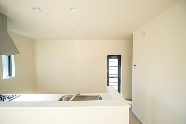 お子様の宿題を見守ったり、料理を運んでもらったり、お子様のお手伝いにも繋がりますね。