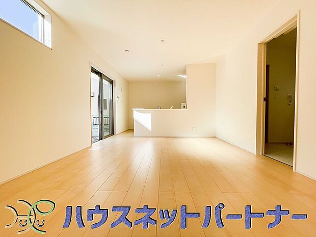 17帖以上の広々LDKでワンランク上の住まい環境。食事スペースと寛げる場所設けてもまだ余裕の広さ。明るい光が照らしてくれます。