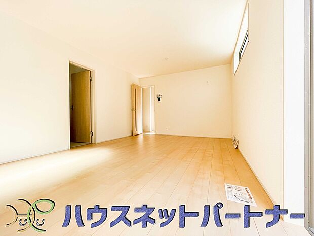 通風・採光に優れ、心地よい光と風が溢れています。 贅沢で豊かな居住性と、プライドを満たすクオリティが見事に調和した住空間。新築ならではの快適なひとときをご体感頂ける筈です。