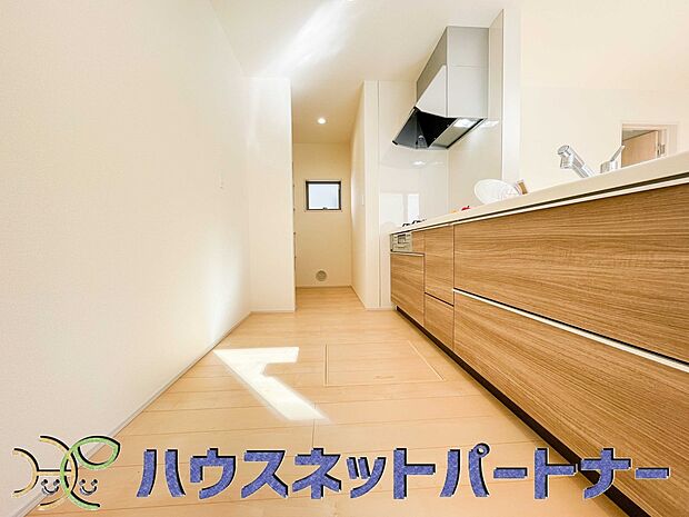 カウンターキッチンは広くて収納力もあるので、快適に料理をすることができます。食器や炊事用具を手の届くところに配置しやすいため調理もスピーディーです。