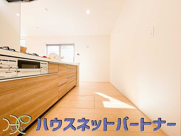 明るい自然光が入る作業スペースを多くとったキッチン採用。夫婦揃ってキッチンに立っても調理がしやすく、家事をしながら会話も弾みます。食器類もすっきりと片付く収納力。