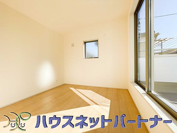 バルコニーに直接出入りできるお部屋です。ちょっと外の空気を吸いたい時や、ベランダでミニガーデニングなども楽しめそうです。