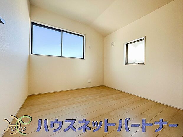 日差しが差し込む明るいお部屋。朝は太陽の光を浴びて一日の始まりです。