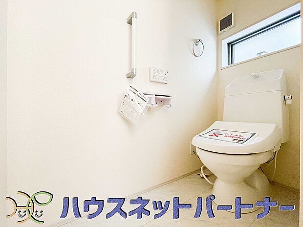 快適な生活を送るための必須アイテムとなった洗浄機能付トイレ。おしり洗浄、ビデ洗浄、暖房便座の3つの機能を標準装備しています。