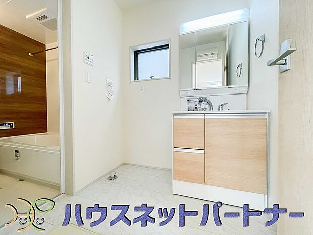 洗面室のある脱衣所は広々。脱いだお洋服をそのままお洗濯。