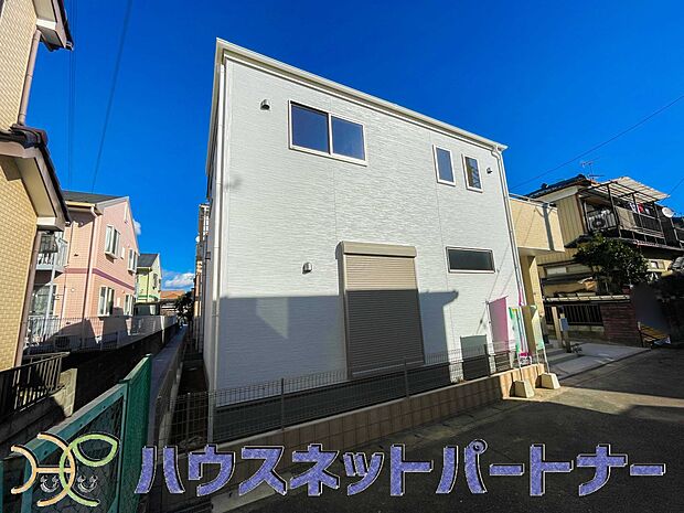 堂々たる趣ながら、主張し過ぎずどこか余裕を感じさせるシャープなフォルムで佇む邸宅は、晴天の空と照らし合わせる事で、本来あるべき完成形の姿を見せてくれます。