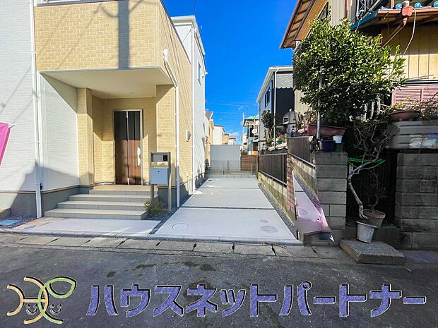 駐車場がある戸建を持つ最大のメリットは、駐車場代金を支払い続ける必要がないことです。賃貸住宅に住んでいる方が、戸建の購入を考えるきっかけに挙げることが多いようです。