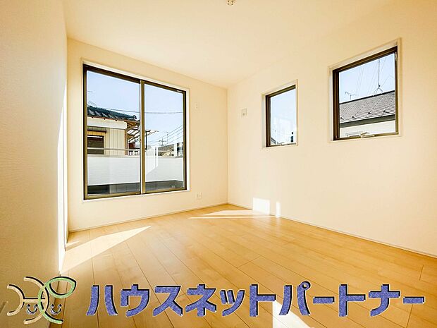 2面窓のある風通しの良いお部屋は心も体も元気にしてくれます。自分だけのお部屋作りを楽しんでみては。